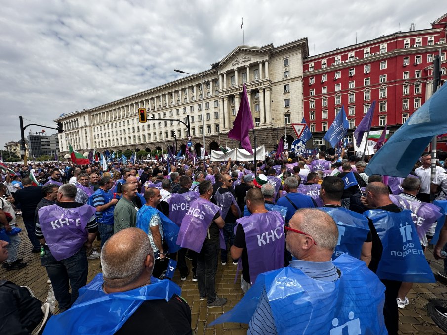 КИПИ НЕДОВОЛСТВО! Над 3000 гневни енергетици на протест в София