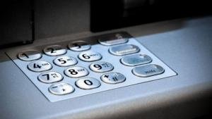 Хванаха 19-годишен, изтеглил над 800 лв. от чужда дебитна карта в Тръстеник