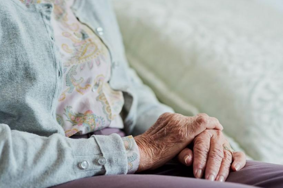 Измамна схема в София: 88-годишна жена даде 20 000 лв. за изработка на надгробна плоча