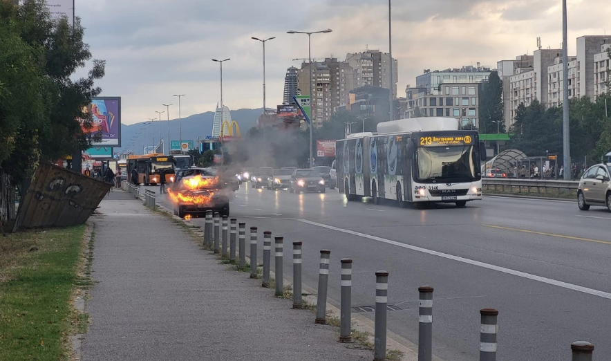БМВ изгоря на Цариградско шосе (ВИДЕО)