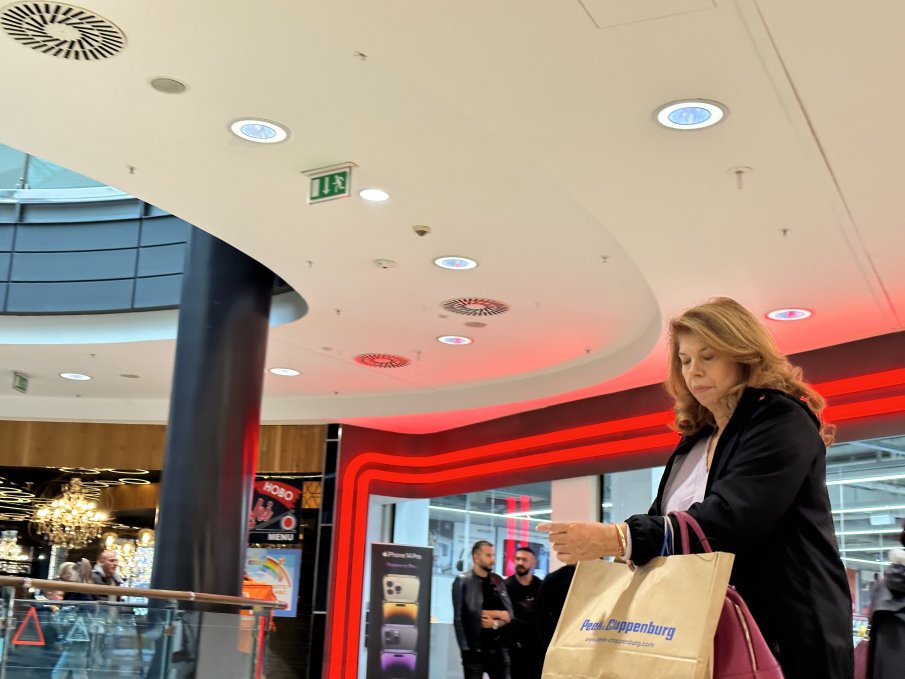 САМО В ПИК И РЕТРО: Илияна Йотова си купува парфюми с охрана 