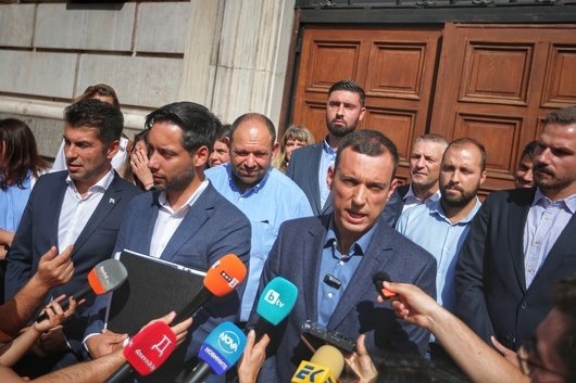 ЕКСКЛУЗИВНО В ПИК: Кандидат-кметът на ППДБ Васил Терзиев на оглед в нюзрума на БТВ днес. Светльо Иванов го развежда из телевизията, все едно ще я купува