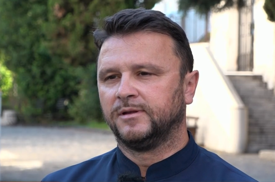 Свещеник дава психологически консултации в храм в Сандански