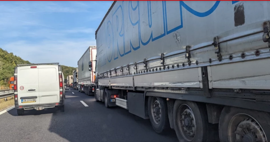 Магистралата спря заради проблем със закъсал в тунела тир (ВИДЕО)