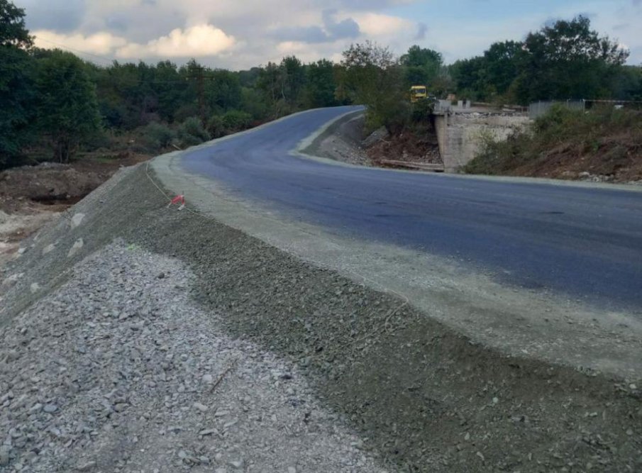 Пускат обходния път при разрушения от наводненията мост в отсечката Царево-Ахтопол