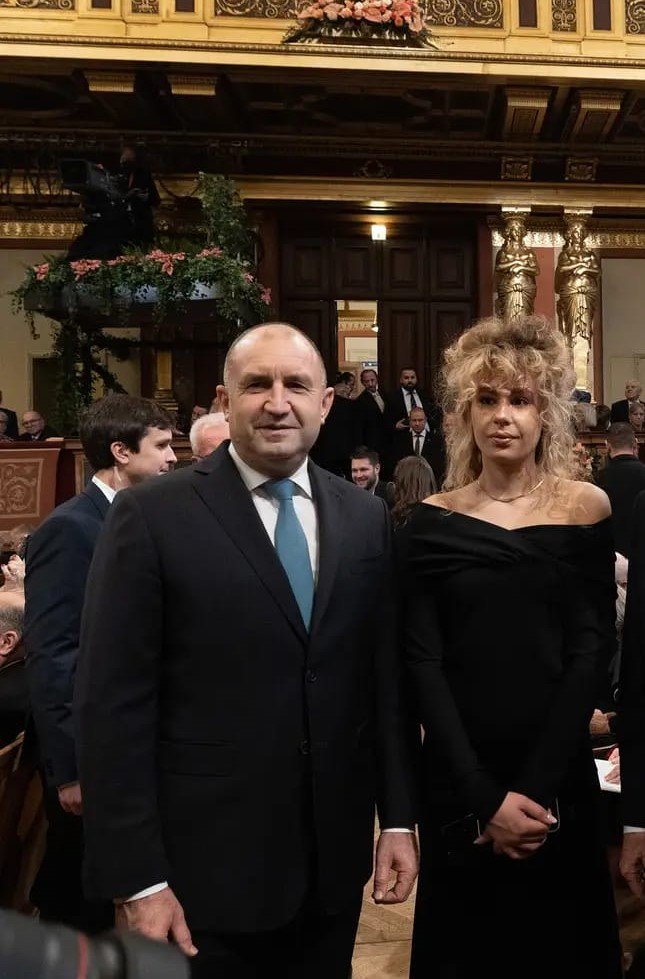 САМО В ПИК И РЕТРО: Дъщерята на Радев играе за 20 лева