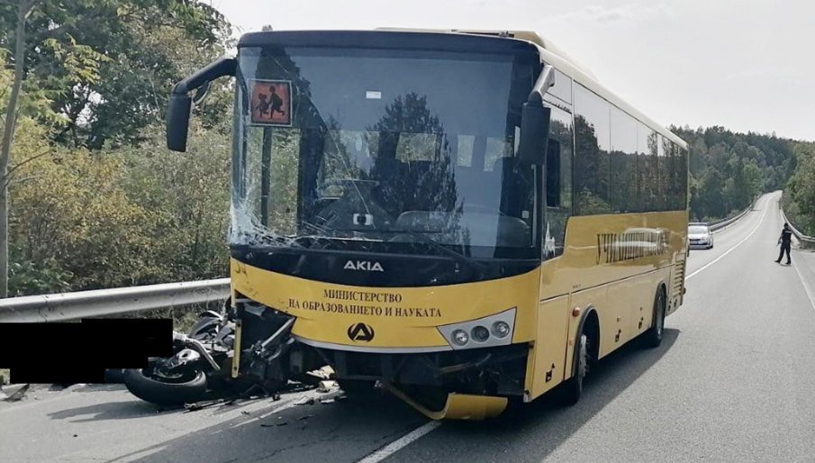 Моторист загина след челен удар с училищен автобус пълен с деца (СНИМКИ)