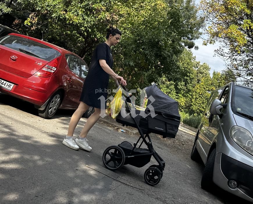 ЕКСКЛУЗИВНО В ПИК! Лена разхожда сама бебето в количка за 2 бона (ПАПАРАШКИ СНИМКИ)