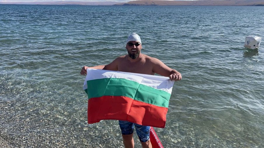 Петър Стойчев спечели историческото плуване в езерото Хьовсгьол (СНИМКИ)