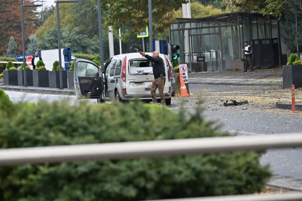 ЕКСПЛОЗИЯТА В АНКАРА: Терористи с миниван атакуваха вътрешното министерство, ранени са полицаи (ВИДЕО)