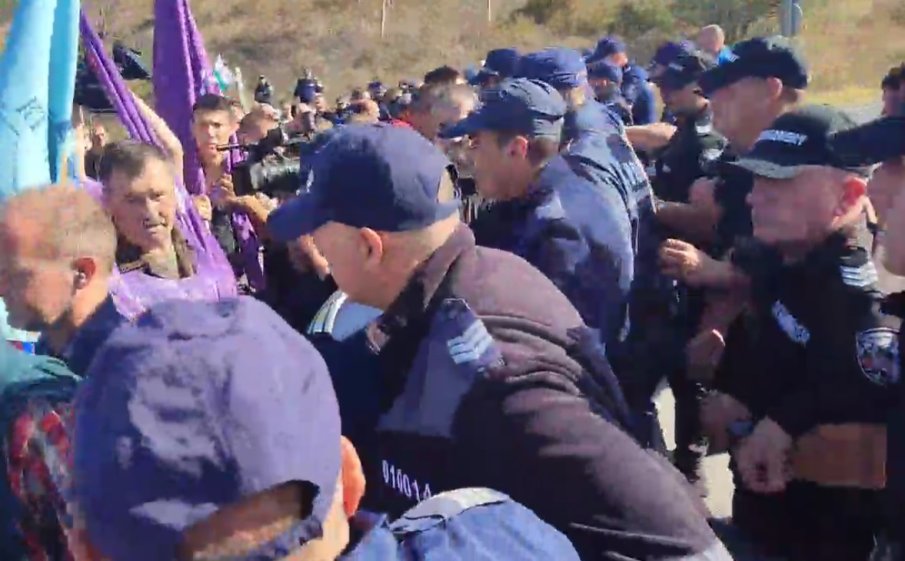 ОТ ПОСЛЕДНИТЕ МИНУТИ! Сблъсъци на Струма между протестиращи и полиция - движението е блокирано (ВИДЕО) ОТ ПОСЛЕДНИТЕ МИНУТИ! Сблъсъци на Струма между протестиращи и полиция - движението е блокирано (ВИДЕО)