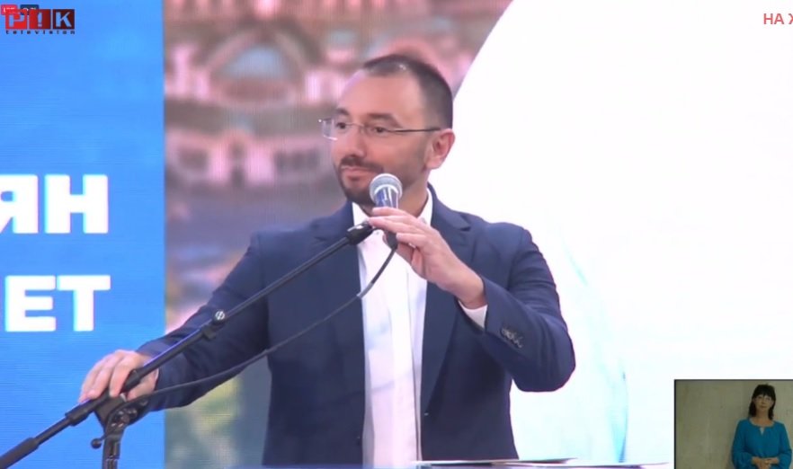 САМО В ПИК: УНИКАЛНИ СНИМКИ от детството и младежките години на Антон Хекимян