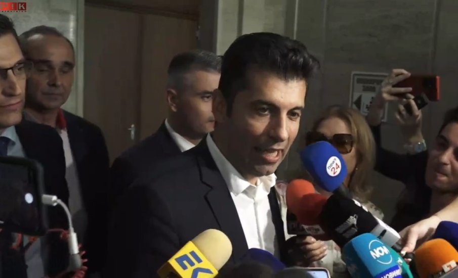 Петков рецитира опорки пред журналисти - питат го за ГЕРБ и ДПС, той говори за Възраждане (ВИДЕО)