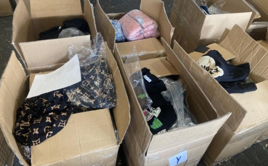 Хванаха контрабандни цигари, скрити в колети с дрехи