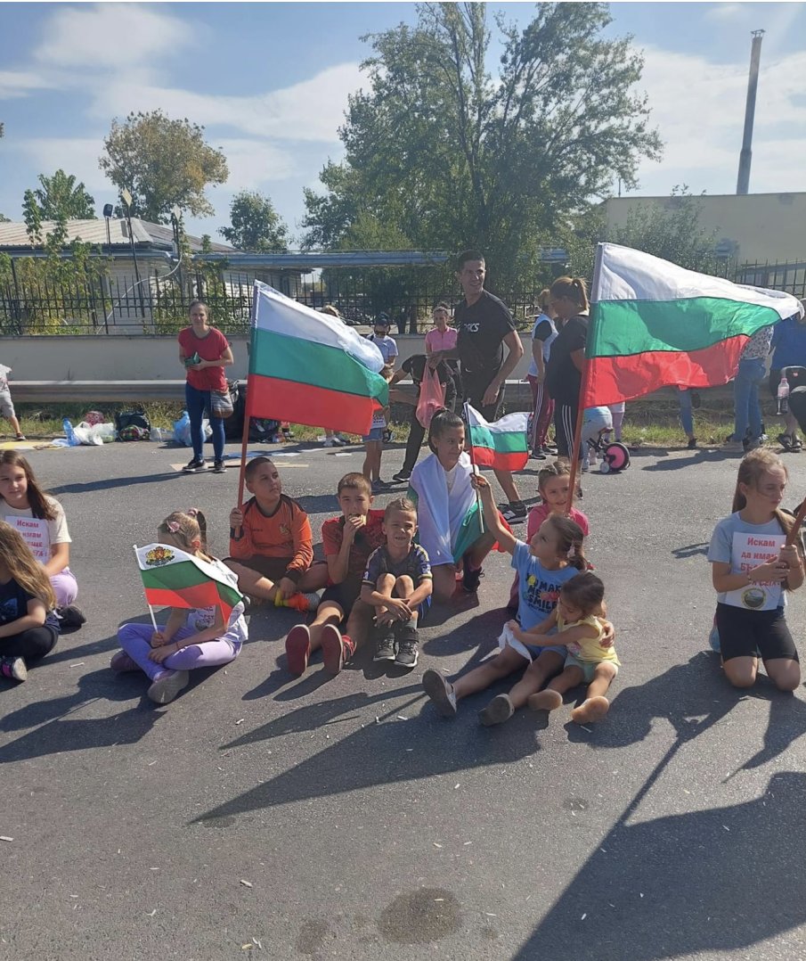 ЕКШЪН НА МАКС: Деца блокираха пътя в Раднево. Иде ли краят на сглобката