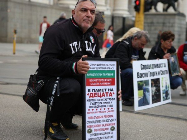 ПРОТЕСТНО ШЕСТВИЕ: Родители на деца, убити на пътя, настояват за спешни законови промени