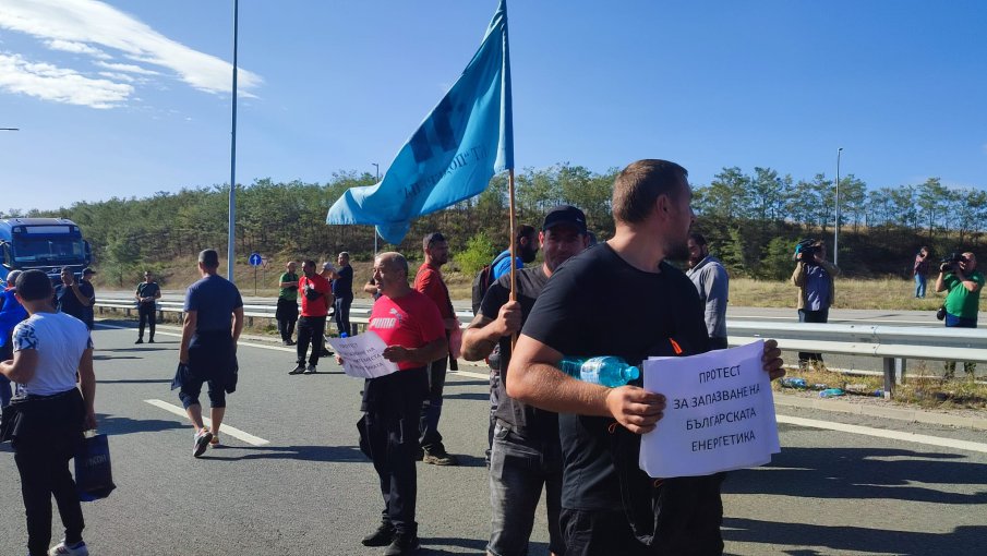 Николай Денков отстъпи - премести срещата с миньорите и енергетиците в парламента