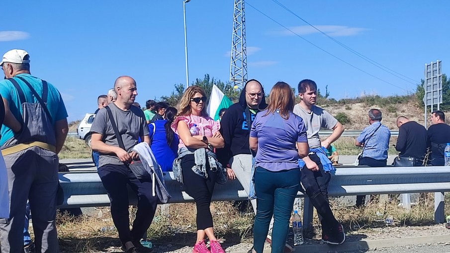 Енергетици и миньори от Марица изток продължават блокадите на Тракия и Подбалканския път