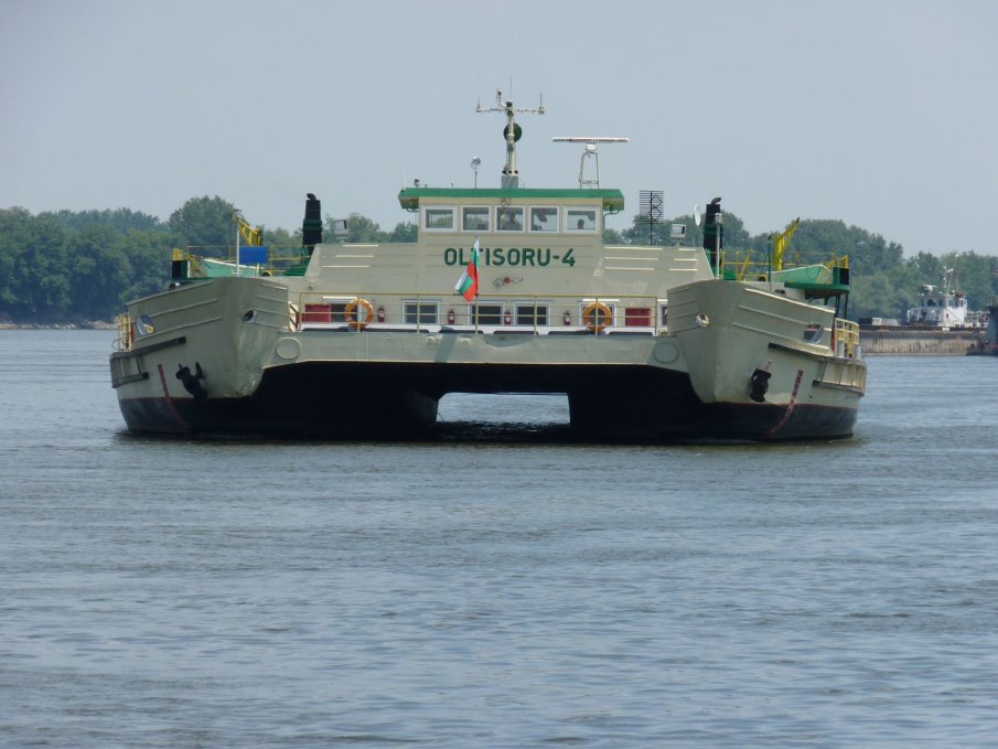 Още един ферибот по Дунав спря, нивото на водата става все по-ниско