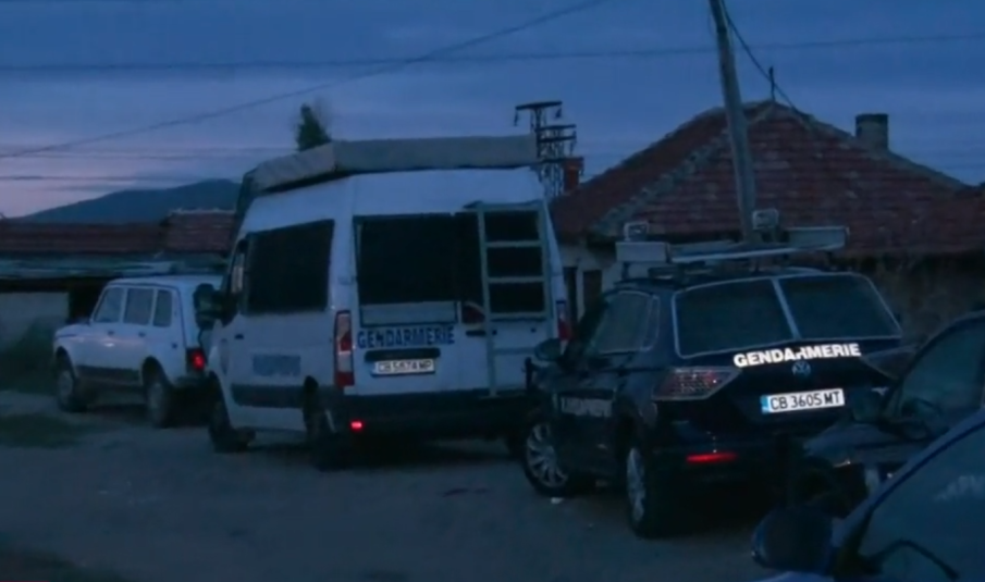 Какво е състоянието на полицая, наръган с нож в Казанлък