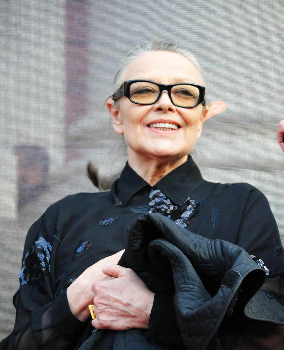 САМО В ПИК И РЕТРО: Щерката на Цветана Манева прибира по 100 бона като болногледачка (СНИМКА)