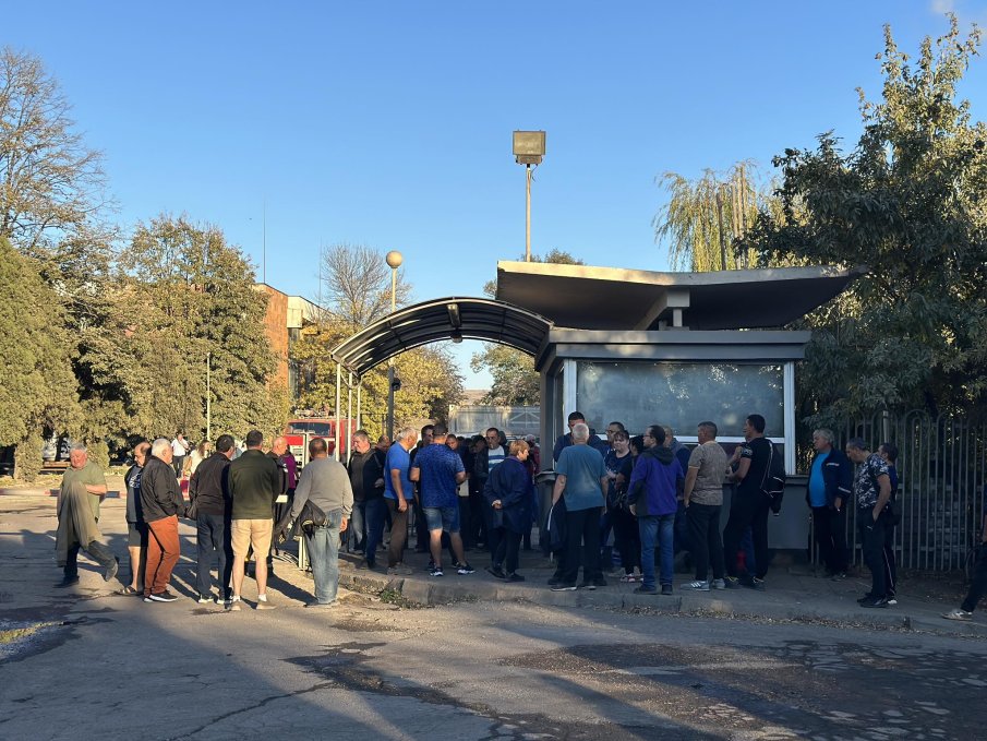 200 души са на протест в Бобов дол, блокират пътя им за работа