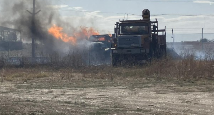Селскостопанска техника пламна край Калояново, имало е взрив