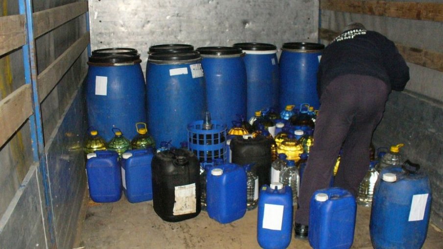 Иззеха 155 литра алкохол без акциз от частни имоти във Врачанско