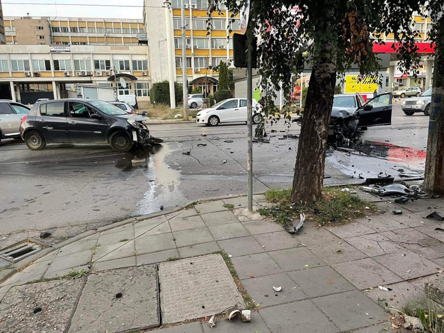 ОТ ПОСЛЕДНИТЕ МИНУТИ: Две коли се помляха на столичен булевард