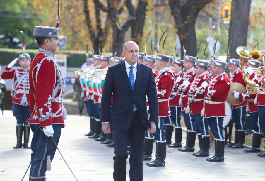Президентът Радев почете паметта на загиналите за родината летци и парашутисти (СНИМКИ)