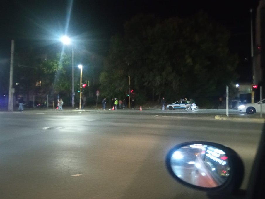 Кола помете мъж край столичен мол, човекът бере душа в Пирогов (СНИМКИ)