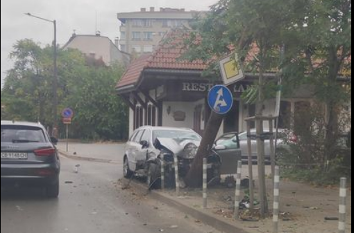 Кола се заби в уличен стълб в София