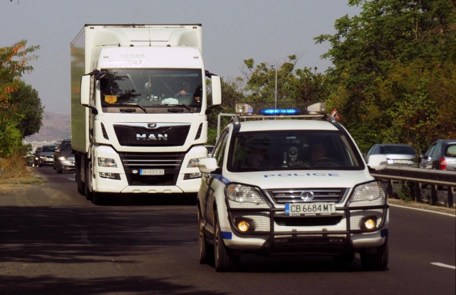 ПОРЕДЕН ТРАНШ! Турски тир с 10 бежанци заловен край Ихтиман