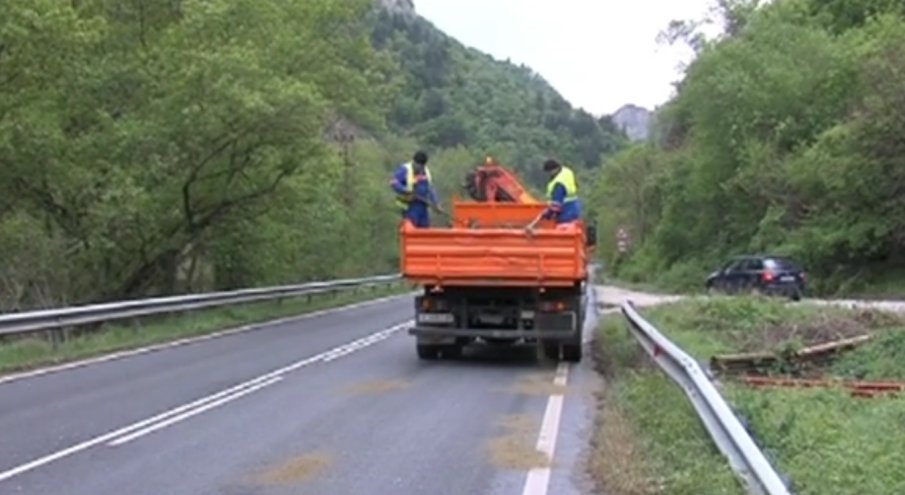 ОПАСНО! Разлята нафта на пътя между Нареченски бани и Бачково изправя косите на шофьорите