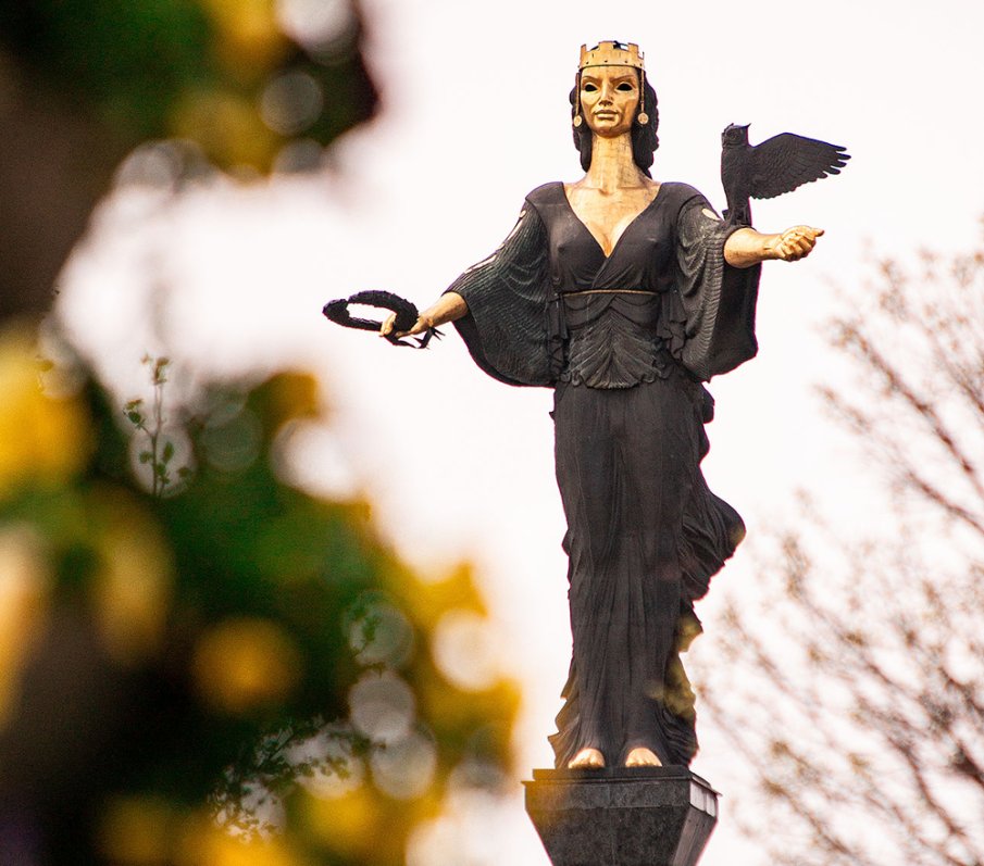 В центъра на столицата: Мъж „превърза“ очите на статуята на Света София