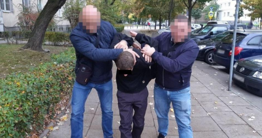 Мъж се престори на манекен на витрина, за да обере мол (СНИМКИ/ВИДЕО)