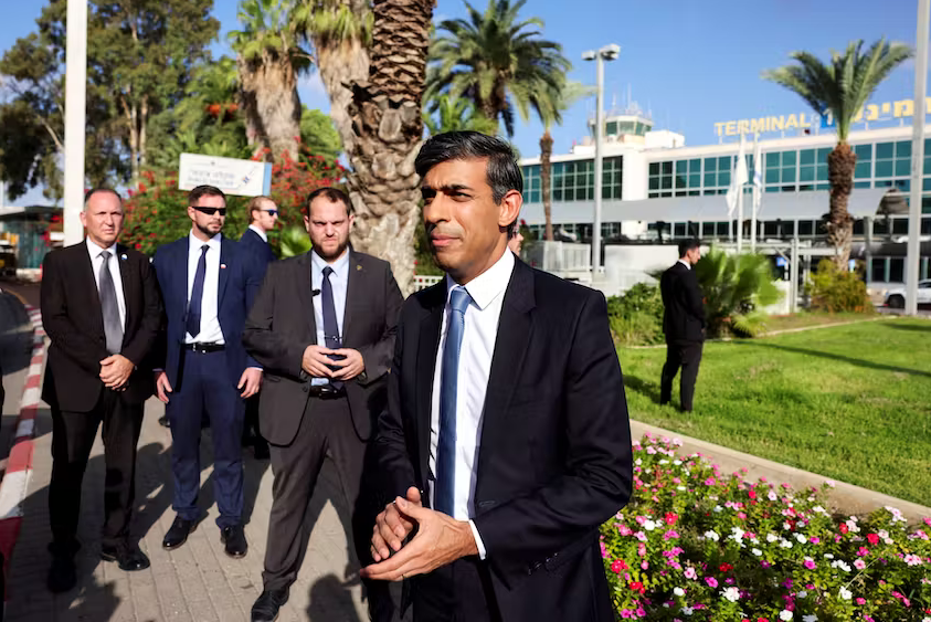 В ТЪРСЕНЕ НА ДИАЛОГ: Британският премиер пристигна в Тел Авив