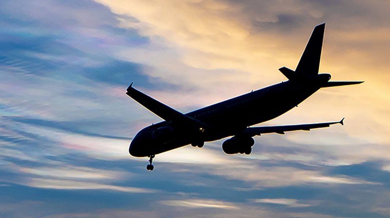 НАЗДРАВЕ: Отклониха самолет заради пияни пътници на борда