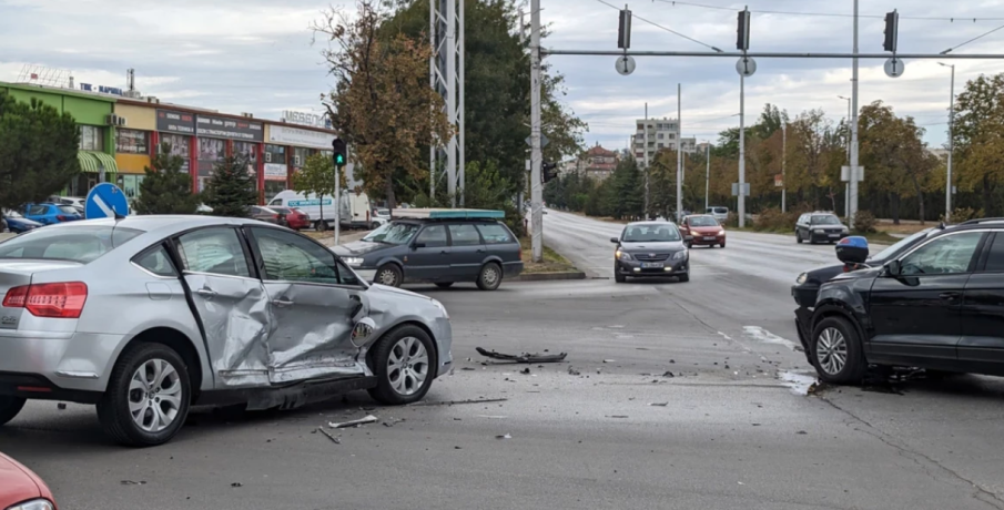 Две коли се помляха на опасно кръстовище в Пловдив
