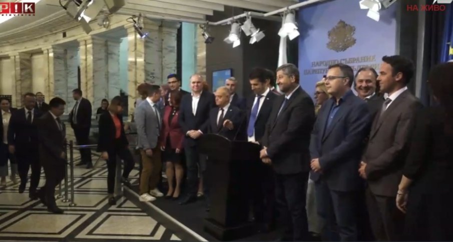 ПЪРВО В ПИК TV! Цялата група на ППДБ се изтъпани пред медиите, за да чуе как Кирчо се хвали с Денков и Асен Василев (ВИДЕО)