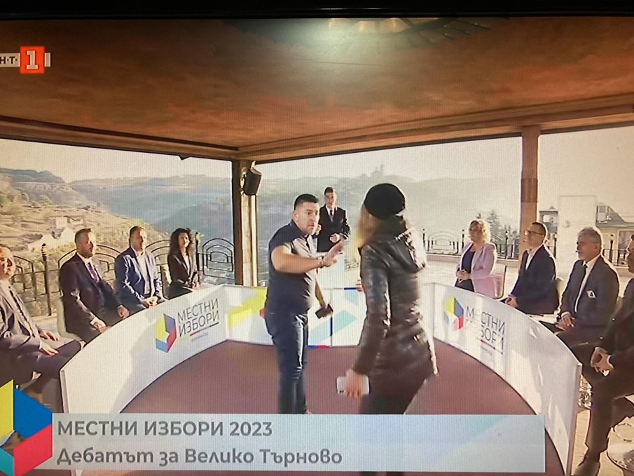 ЕКШЪН В БНТ! Мъж нахълта в студиото на телевизията и прекъсна дебат (СНИМКИ/ВИДЕО)