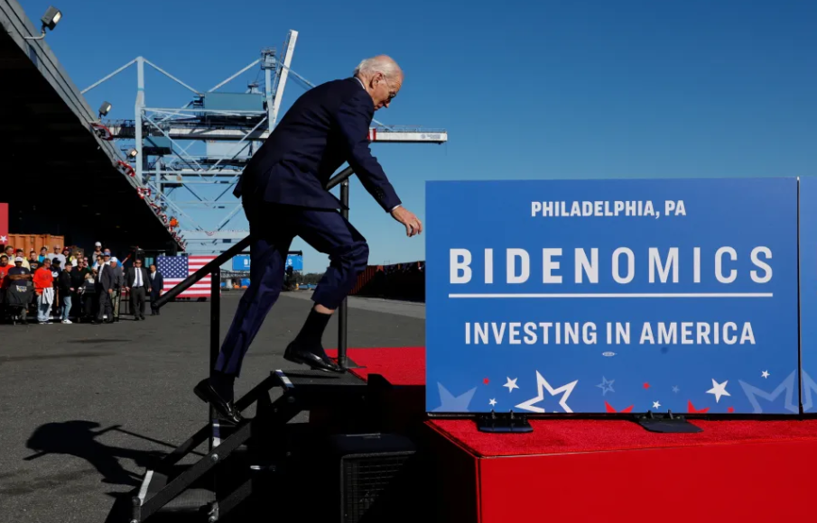 Байдън се спъна два пъти по стълбите на трибуна във Филаделфия (ВИДЕО)