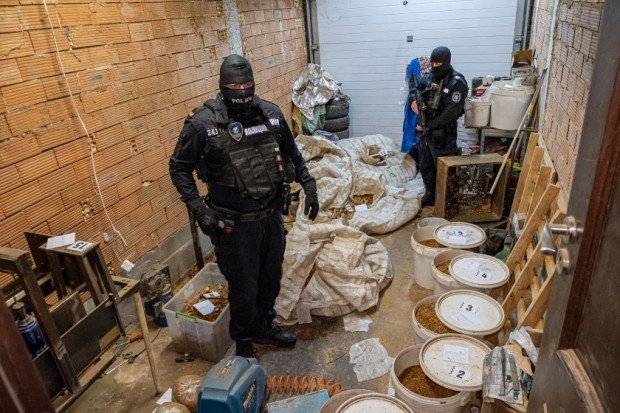 УДАР! Разбиха нелегална фабрика за цигари в София (СНИМКИ/ВИДЕО)