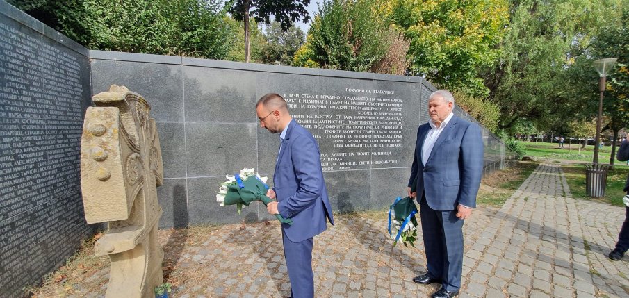 Румен Христов и Хекимян почетоха жертвите на комунизма на Черната стена (СНИМКИ/ВИДЕО)