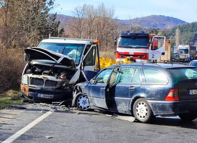 Катастрофа между две коли и камион затвори пътя София - Варна