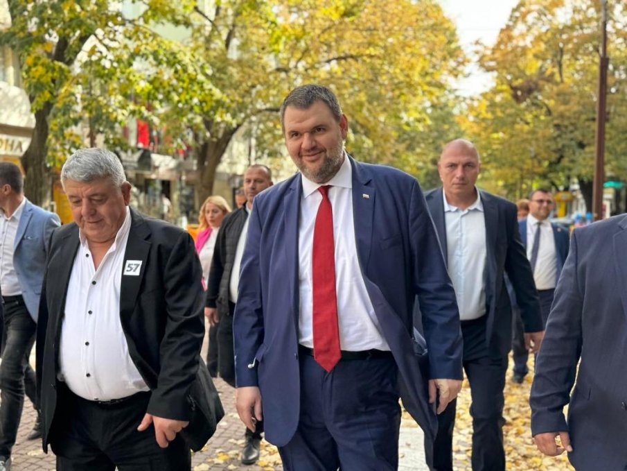 Делян Пеевски, съпредседател на ПГ на ДПС, от Търговище: Очаквам пълна мобилизация на изборите в неделя, залогът е... (СНИМКИ)