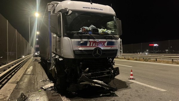 Камион с бетонни панели се преобърна на пътя Самоков - Дупница