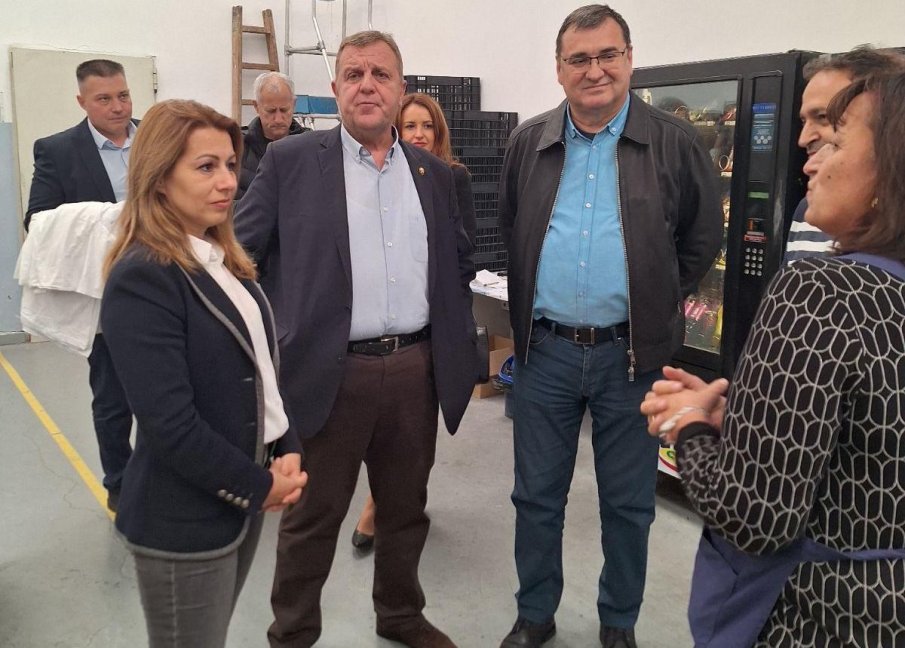 НАПРЕЖЕНИЕ В ПЛОВДИВ: Питат депутатите от ППДБ защо се разхождат като туристи под тепетата, а не работят наистина за проблемите на града