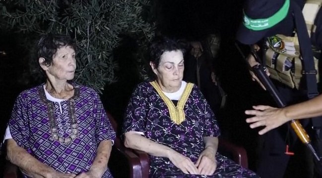 ОЩЕ ЗАЛОЖНИЦИ НА СВОБОДА: Хамас пусна възрастни израелки, но задържа мъжете им