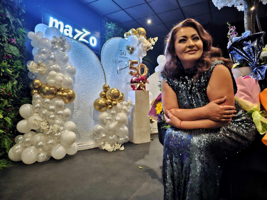 ГОДИШНИНА: Еми Стамболова поля двоен юбилей с Глория, Деси Слава и 50 бели птици (СНИМКИ)